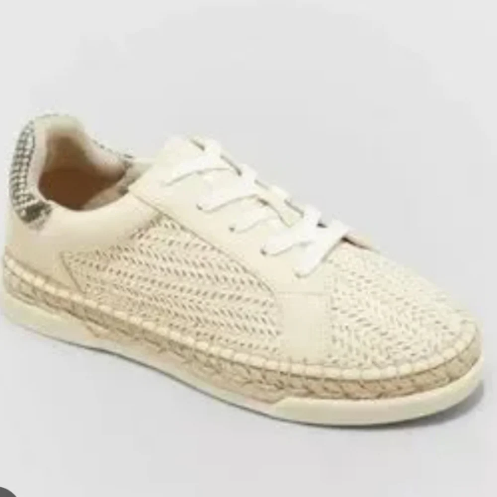 ❤️10/$40 New Women's Cream and Tan Sneakers